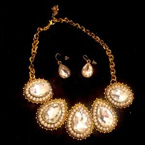 Necklace. Big rhinestone with earrings.